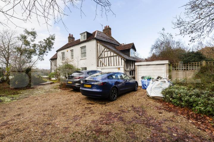 A elegant and historic 16th century detached house on an exclusive street   Totteridge Common, Highwood Hill